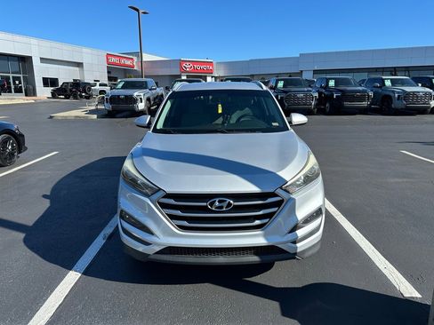 Used 2017 Hyundai Tucson SE image 2