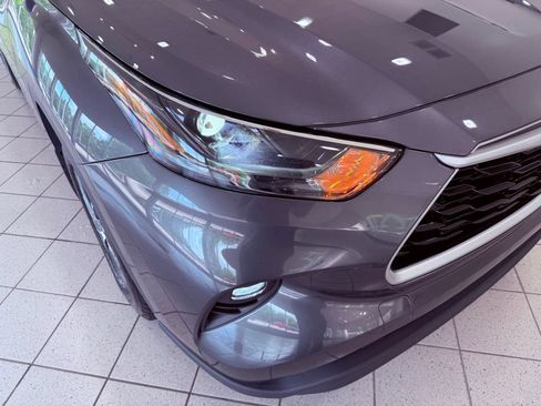 Used 2022 Toyota Highlander XLE AWD/4WD image 17