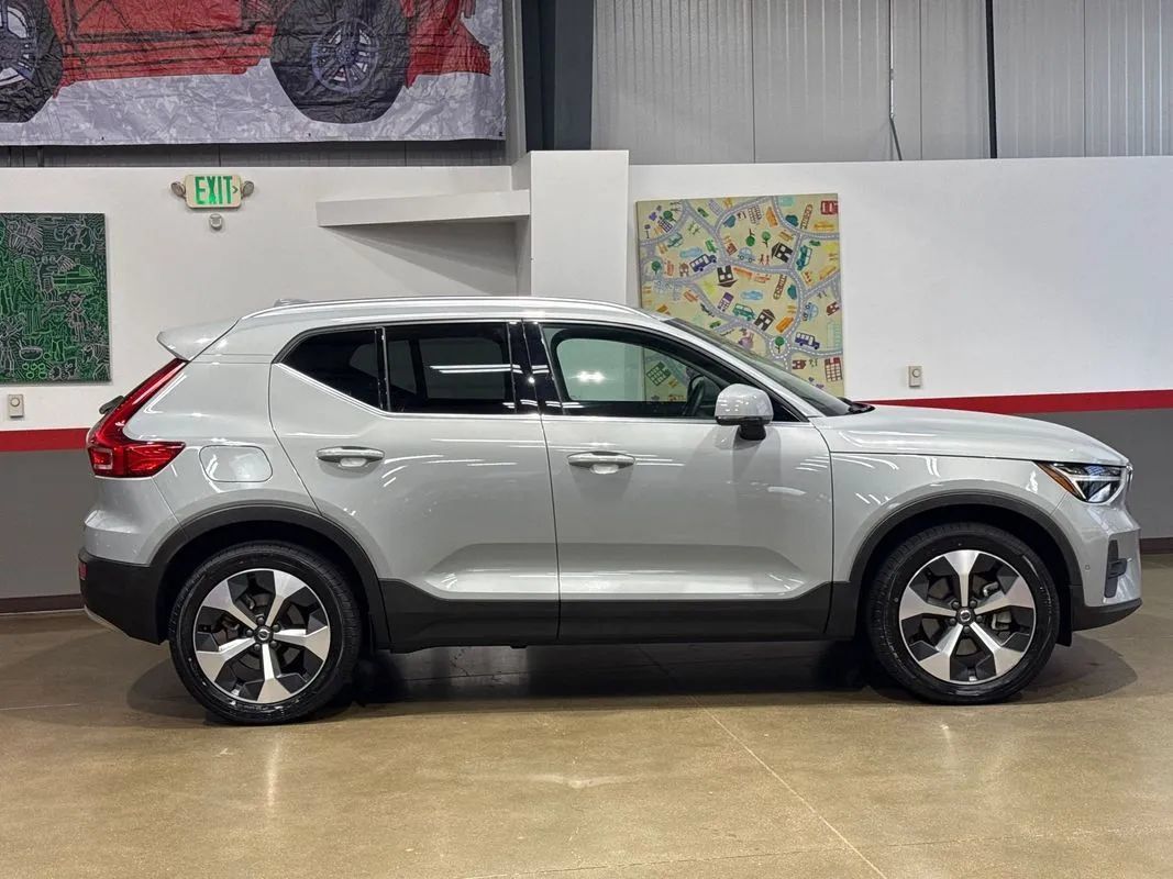 Used 2024 Volvo XC40 B5 Plus AWD/4WD image 3