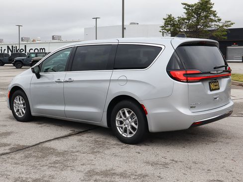 New 2026 Chrysler Pacifica Select image 7