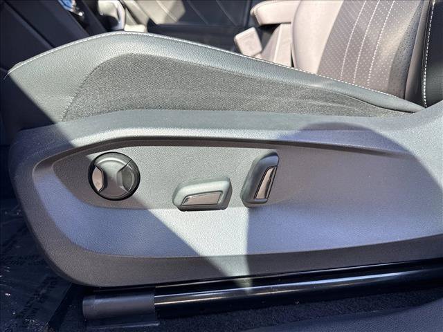 Used 2024 Volkswagen Tiguan SE w/ Panoramic Sunroof Package FWD image 30