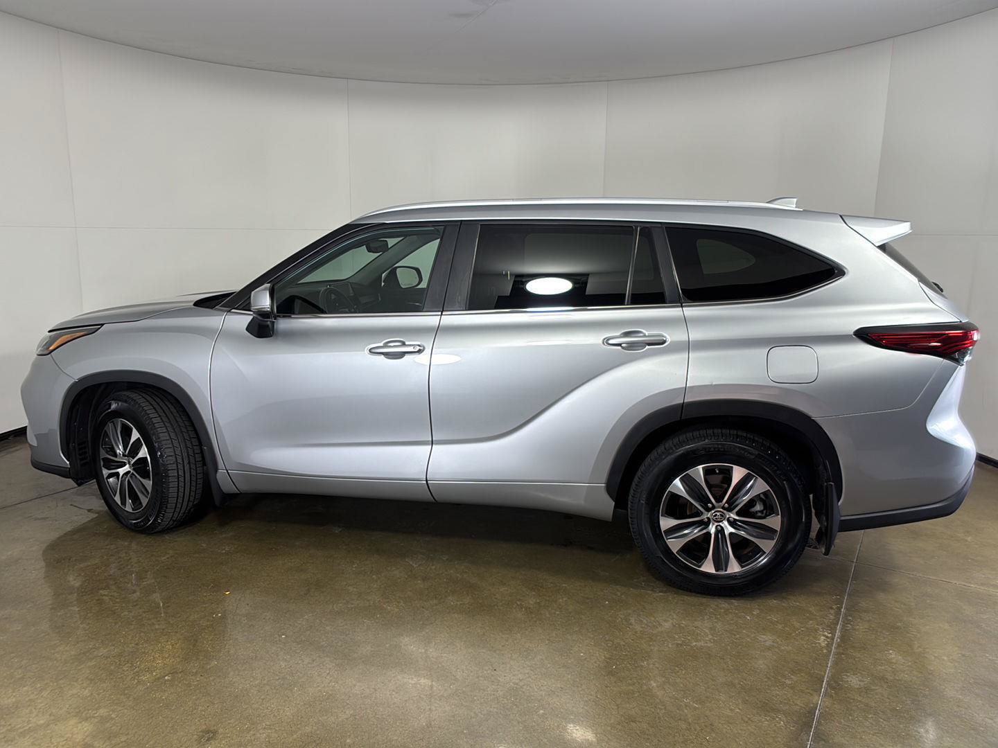 Used 2023 Toyota Highlander XLE AWD/4WD image 15