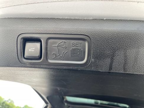 Used 2018 Ford Expedition Max XLT w/ Equipment Group 202A AWD/4WD image 17