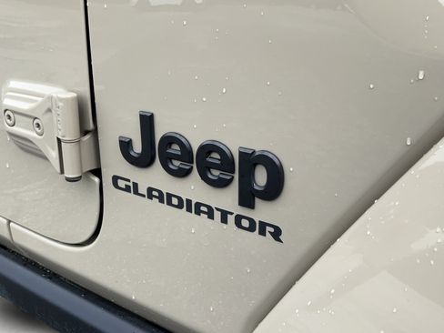 Used 2022 Jeep Gladiator Sport AWD/4WD image 29