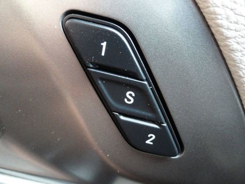 Used 2021 Chrysler Pacifica Touring-L image 37