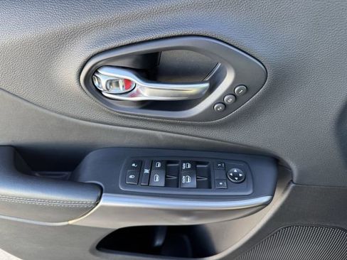 Used 2019 Jeep Cherokee Limited w/ Technology Group image 20