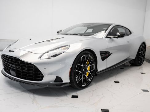 Used 2025 Aston Martin Vanquish image 40
