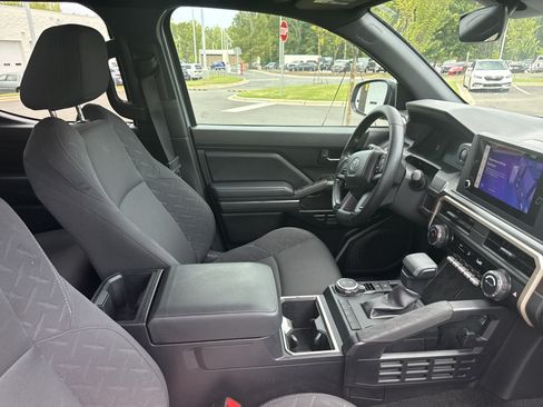 Used 2025 Toyota Tacoma SR5 AWD/4WD image 32