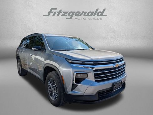 Used 2024 Chevrolet Traverse LT FWD image 1