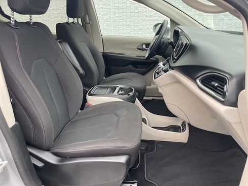 Used 2020 Chrysler Pacifica Touring w/ Tire & Wheel Group image 16