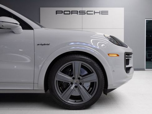 Certified 2026 Porsche Cayenne Turbo AWD/4WD image 11