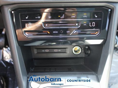 Used 2025 Volkswagen Taos SE AWD/4WD image 16