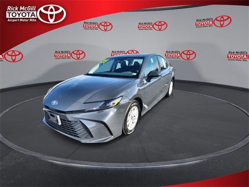 Used 2025 Toyota Camry LE image 4