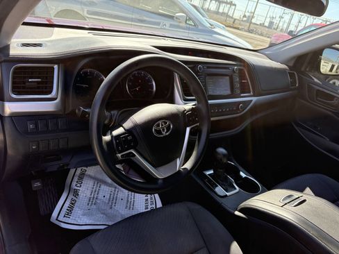 Used 2018 Toyota Highlander LE image 19