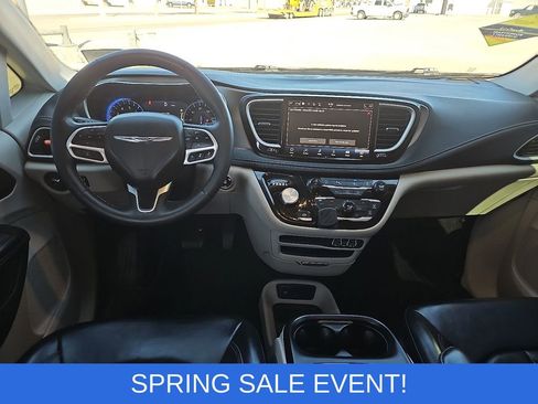 Used 2023 Chrysler Pacifica Touring-L image 12