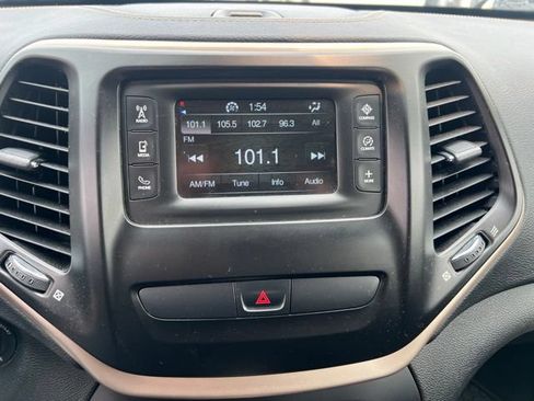 Used 2016 Jeep Cherokee Latitude w/ Cold Weather Group AWD/4WD image 22