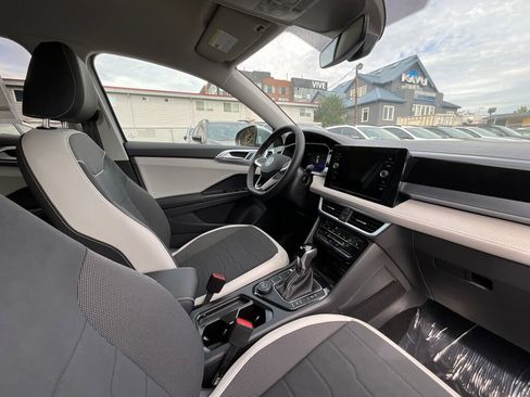 New 2025 Volkswagen Taos SE image 17