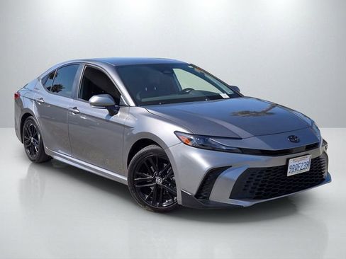 Used 2025 Toyota Camry SE FWD image 1