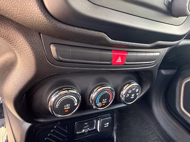 Used 2015 Jeep Renegade Latitude FWD image 14