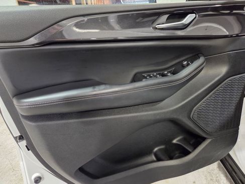 Used 2023 Jeep Grand Cherokee Altitude image 18