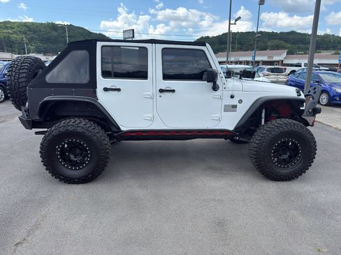 Used 2015 Jeep Wrangler Unlimited Sahara w/ Dual Top Group AWD/4WD image 6