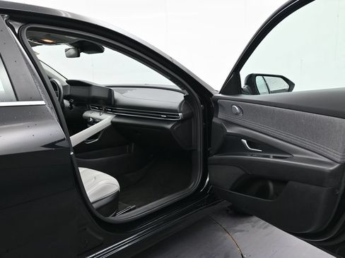 Used 2025 Hyundai Elantra Limited FWD image 17