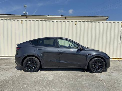Used 2024 Tesla Model Y Long Range AWD/4WD image 2