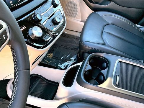 Used 2023 Chrysler Pacifica Touring-L FWD image 18