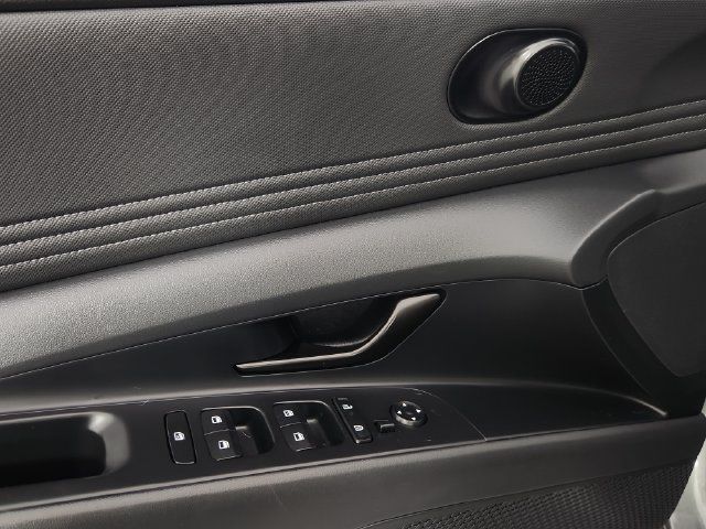 Certified 2025 Hyundai Elantra SEL FWD image 10
