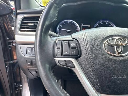 Used 2019 Toyota Highlander XLE AWD/4WD image 12