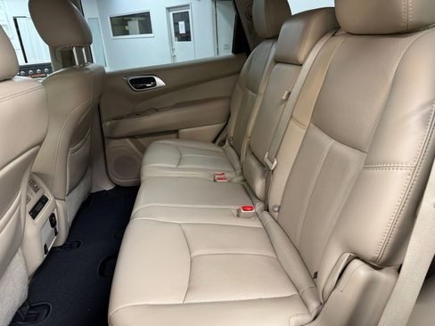 Used 2016 Nissan Pathfinder Platinum image 12