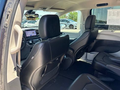 Used 2023 Chrysler Pacifica Touring-L AWD/4WD image 36
