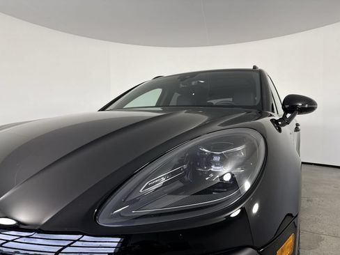 Certified 2025 Porsche Macan AWD/4WD image 11