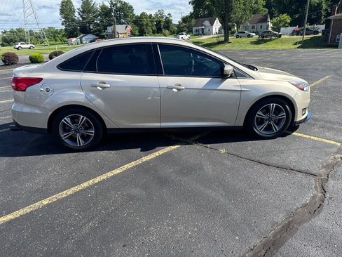 Used 2018 Ford Focus SE w/ SE Appearance Package FWD image 7
