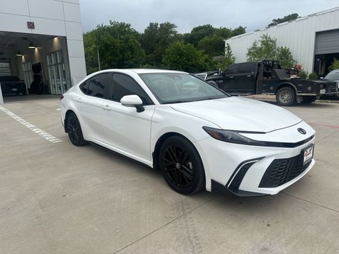 Used 2025 Toyota Camry SE w/ Convenience Package image 7