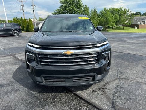 Used 2025 Chevrolet Traverse LT FWD image 2