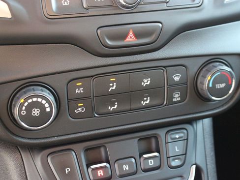Used 2020 GMC Terrain SLE FWD image 25