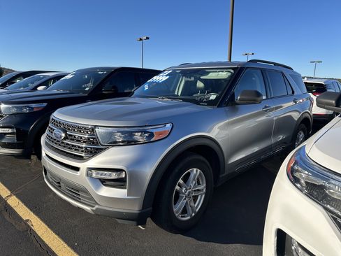 Used 2023 Ford Explorer XLT w/ Equipment Group 202A image 8