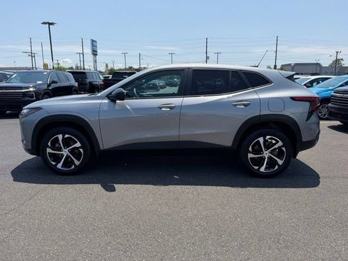 Used 2025 Chevrolet Trax RS w/ Sunroof Package FWD image 4