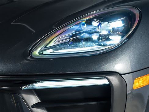 Certified 2025 Porsche Macan image 12