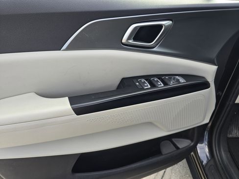 Used 2024 Kia Carnival LX image 18