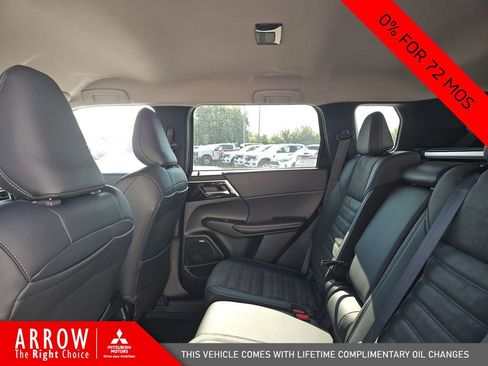New 2025 Mitsubishi Outlander SE image 19