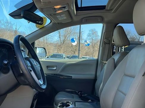 Used 2018 Toyota Sienna XLE w/ XLE Navigation Package image 10