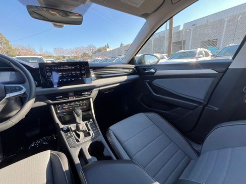 Used 2025 Volkswagen Jetta SE image 34