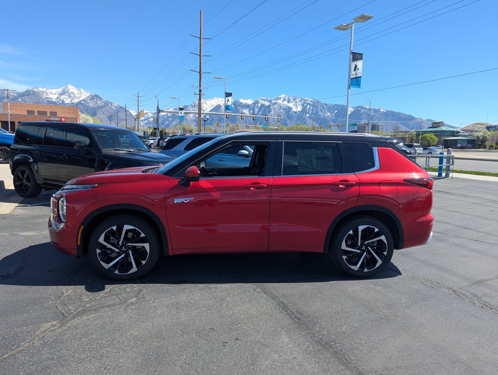 Used 2025 Mitsubishi Outlander 4WD Plug-In Hybrid image 9