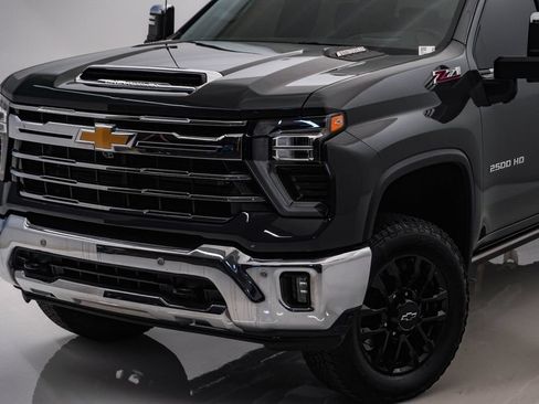 Used 2025 Chevrolet Silverado 2500 LTZ w/ LTZ Plus Package AWD/4WD image 4