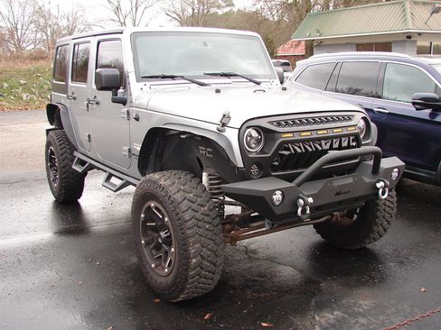 Used 2015 Jeep Wrangler Unlimited Sahara w/ Connectivity Group image 2