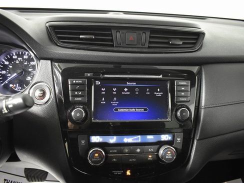 Used 2018 Nissan Rogue SV image 19