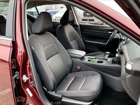 Used 2025 Nissan Altima 2.5 SV image 8