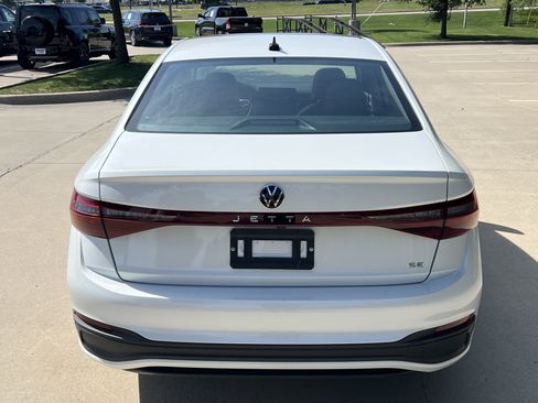 Used 2025 Volkswagen Jetta SE w/ Sunroof Package FWD image 9